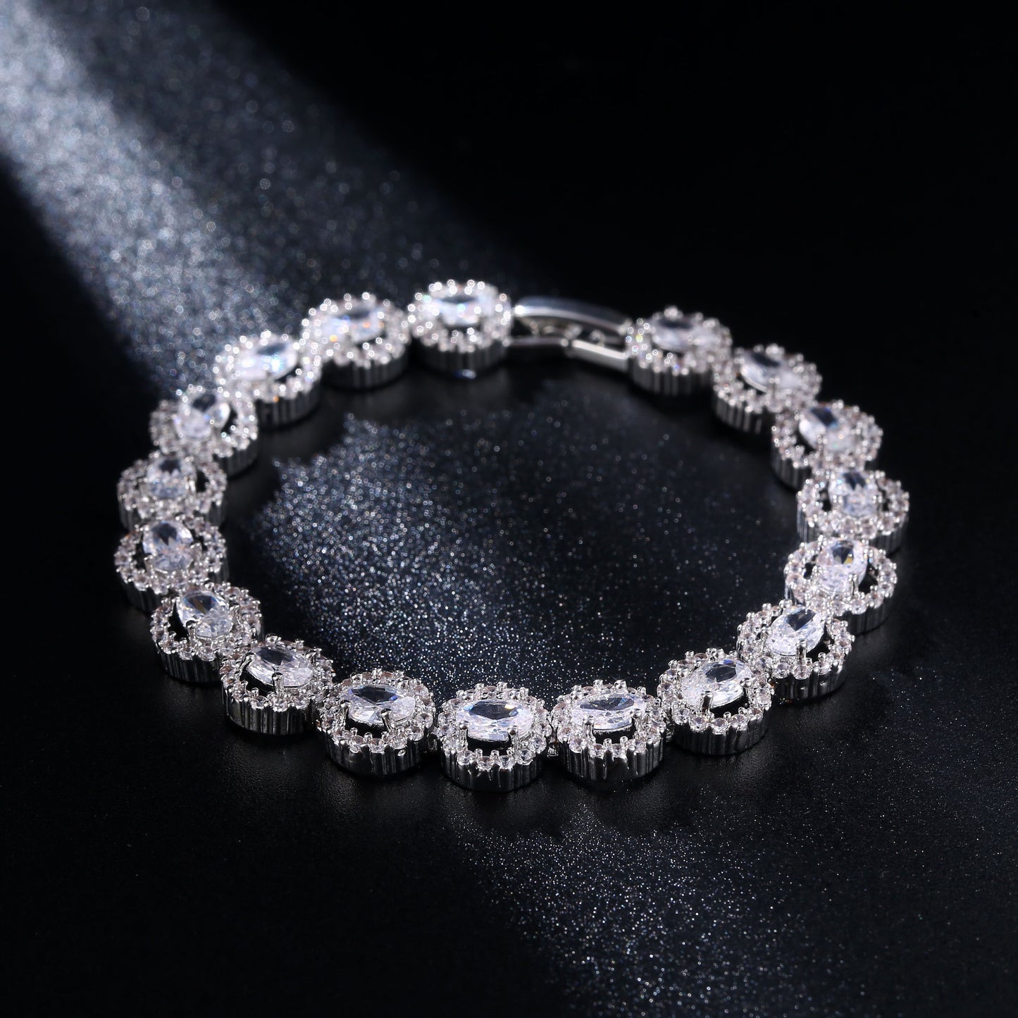 Women's Simple Fashion Hollowed-out Rhinestone Zircon Bracelet